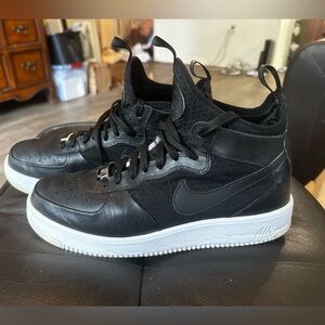 AIR FORCE 1 ULTRAFORCE MID
BREATHABLE FORCE Size 10